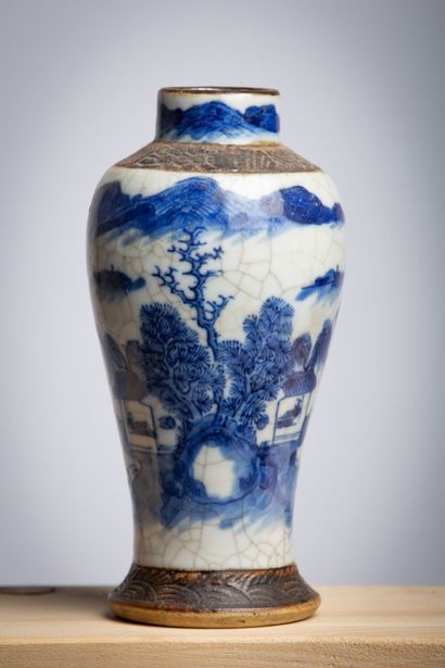 null CHINE, Nankin, XIXème siècle.

Vase balustre en grès porcelaineux émaillé blanc-bleu...