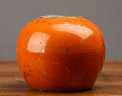 null CHINE vers 1900. 

Vase globulaire en porcelaine à couverte orange corail, ornée...
