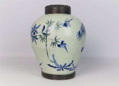 null CHINA.

Porcelain vase with blue camaïeu decoration of branches and birds

XIXth...