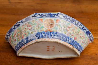 null CHINE, XIXème siècle.

Coupe en forme de chauve-souris stylisée en porcelaine...