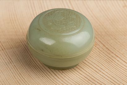 null CHINA, 19th century.

Jade lenticular box, the lid engraved with branches of...
