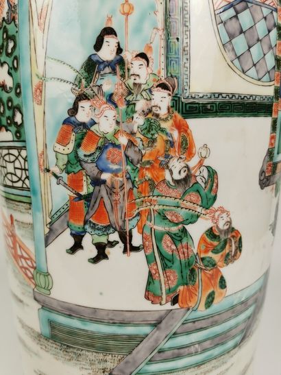 null CHINE, fin du XIXème siècle.

Important vase rouleau en porcelaine et émaux...