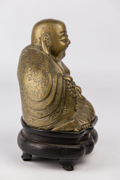 null CHINA, 19th century.

Buddha in chiseled bronze, his robe decorated on the back...