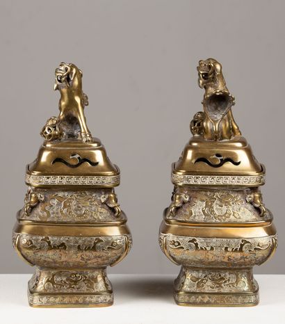 null CHINE, fin du XIXème siècle.

Paire de brûle-parfums en suspensions, en bronze...