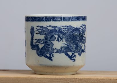 null VIETNAM, vers 1900.

Pot à pinceaux en porcelaine émaillée blanc-bleu à décor...
