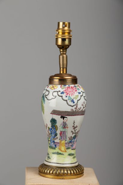 null CHINE, XVIIIème siècle.

Vase en porcelaine à décor polychrome d'un homme épiant...