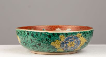 null JAPAN, Kutani, late 19th century.

Kutani ceramic bowl decorated with a landscape...