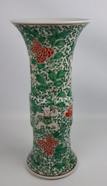 null CHINA, 19th or early 20th century.

Vase of "Gu" form in porcelain and enamels...