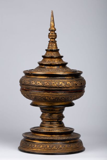 null BURMA, late 19th century.

Betel box in gold, black and red lacquer on a wooden...