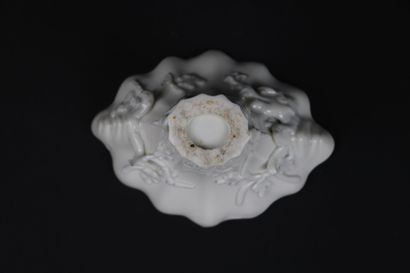 null CHINE, époque Kangxi (1662-1722).

Coupe à libation en porcelaine émaillée blanche...