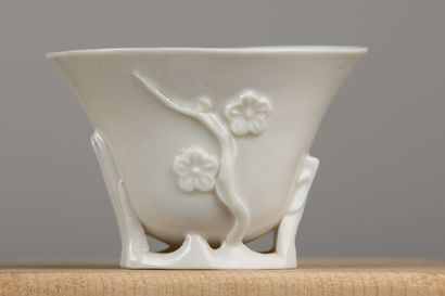 null CHINA, Kangxi period (1662-1722).

White enameled porcelain libation cup with...