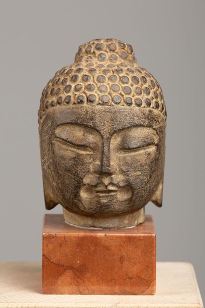 null CHINE, dans le style des Ming.

Tête de bouddha en pierre sculptée patinée.

Socle...