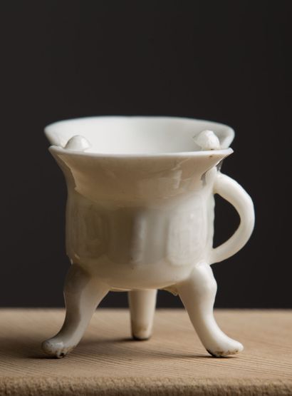 null CHINA, Kangxi period (1662-1722).

Archaic-shaped tripod libation cup in white...