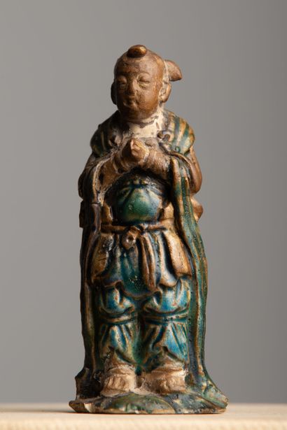 null CHINE, dynastie Ming (1368-1644).

Statuette en grès émaillé turquoise, figurant...