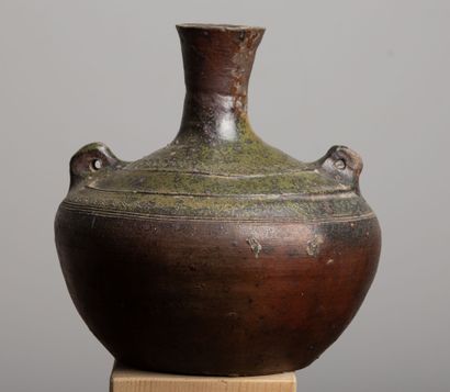 null LAOS, XIXème siècle.

Vase bouteille à large panse en grès émaillé, l'épaule...