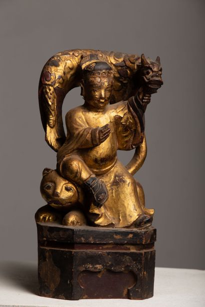 null CHINE, fin du XIXème siècle.

Statuette en bois laqué et doré figurant un homme,...