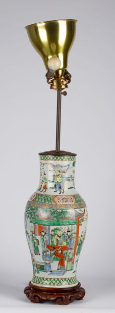 null CHINE, XIXème siècle.

Vase en porcelaine et émaux de la Famille Verte à décor...