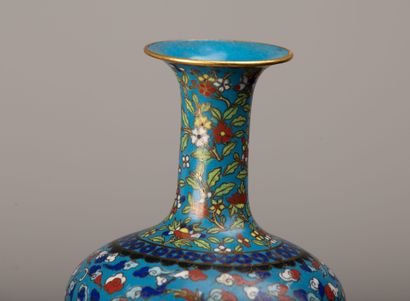 null CHINE, fin du XIXème siècle.

Vase en bronze et émaux cloisonnés à décor de...