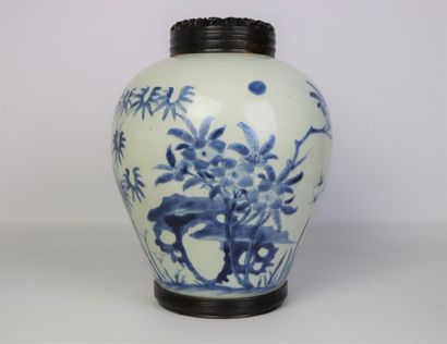 null CHINE.

Vase en porcelaine à décor en camaïeu bleu à décor de branchages et...