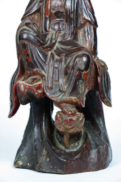 null VIETNAM.

Guanyin en bois sculpté laqué rouge, assise en rajalilasana.

XIXème...