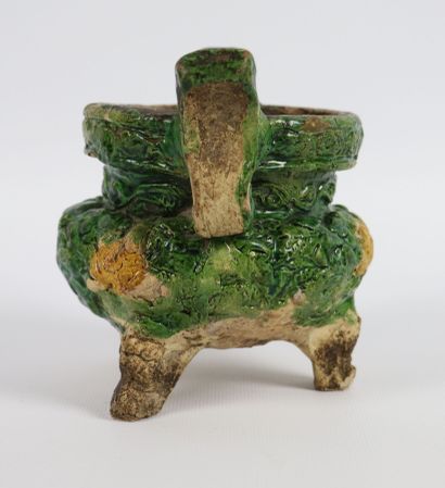 null CHINA, Ming dynasty (1368-1644).

Tripod incense burner of archaic form, in...