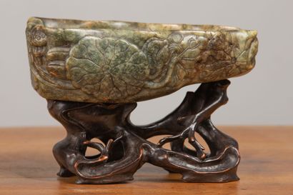 null CHINA, circa 1900.

Cup in carved nephrite, stylizing a lotus leaf and plants.

On...