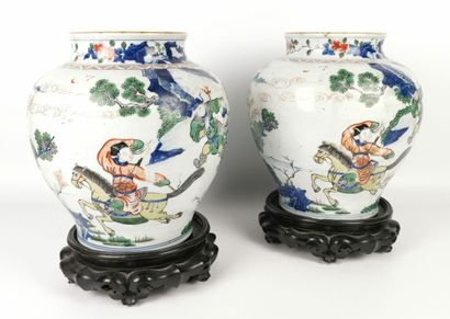 null 
CHINA, Transition period, 17th century.




Pair of wide-bodied baluster vases...