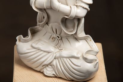 null CHINE, Dehua, XXème siècle.

Guanyin en porcelaine "blanc de Chine", sa parure...