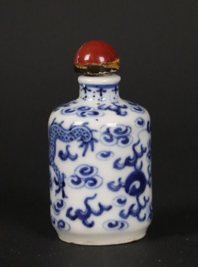 null CHINE, vers 1900.

Flacon tabatière en porcelaine émaillée blanc-bleu à décor...