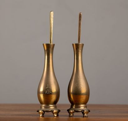 null CHINE ou INDOCHINE, XXème siècle.

Paire de vases balustres soliflores en bronze...