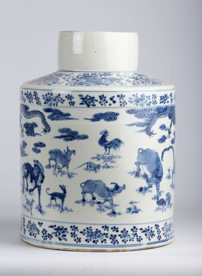 null CHINE, XIXème siècle.

Vase à fond plat en porcelaine et émaux blanc-bleu à...