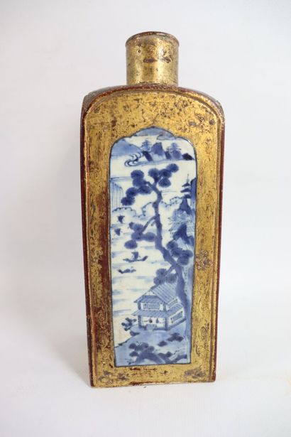 null CHINE, fin de la dynastie Qing (1644-1912).

Bouteille en porcelaine et émaux...