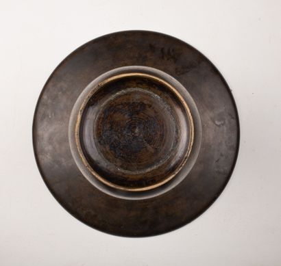 null JAPON, XIXème siècle.

Vase en bronze à col largement aplati, le col épaulé...
