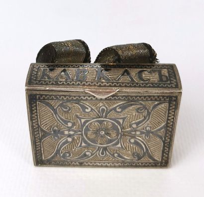 null Boîte à allumettes en argent niellé, avec son cordon.

Russie, XXème siècle.

H_3,6...