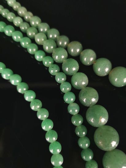  Deux colliers en perles de jade verte, l'un avec le fermoir en argent et métal,...