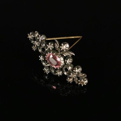 null Broche en vermeil figurant un végétal orné d'une pierre rose facetée, l'épingle...