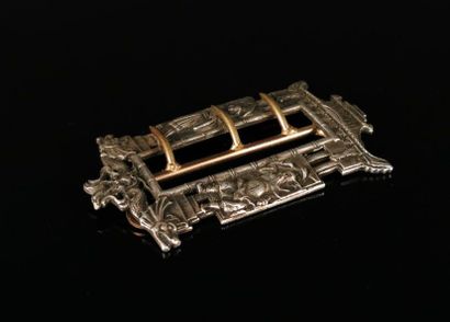 null Boucle de ceinture en métal argenté à décor de chinois. 

Epoque Napoléon III.

L_...