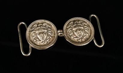 null Deux boucles de ceinture en métal argenté figurant un médaillon à tête de Gorgone.

H_...