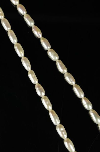  Collier en or orné de perles d'eau douce et petits diamants 
L_ 45 cm 
Poids brut...