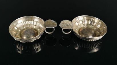 null Paire de tastevins en argent, modèle à cupules et poucier formé de pièces à...