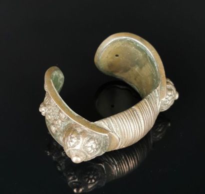 null Bracelet berbère à décor de godron en métal argenté.

L_ 8 cm