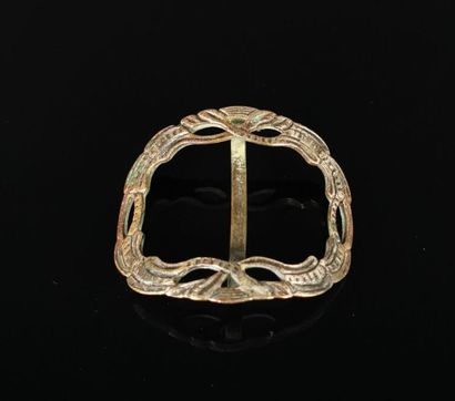 null Boucle de ceinture en métal argenté ciselé à décor noué. 

XIXème siècle.

L_...
