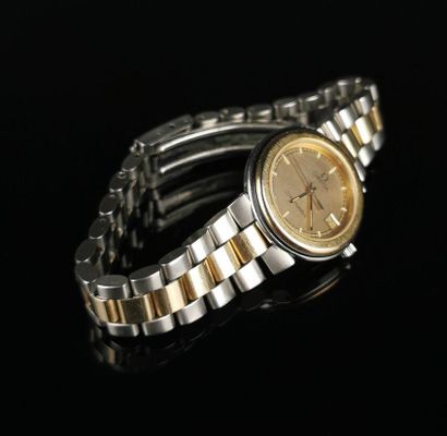 null OMEGA.

Montre bracelet de dame Seamaster en acier et métal doré.

L_ 16.5 cm.

D_...