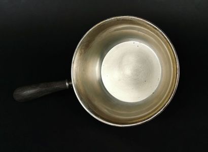 null DANEMARK. 

Casserole en argent, le manche en bois noirci. 

Poinçon : Trois...