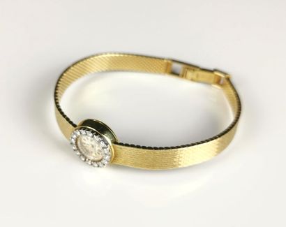 OMEGA. 
Montre bracelet en or, le cadran orné de diamants. 
L_ 17 cm. 
D_ 13 mm,...