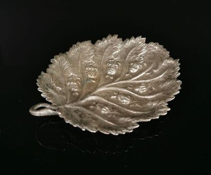 null Vide-poche en argent figurant une feuille retenant des fraises.

L_ 12.4 cm.

46.71...