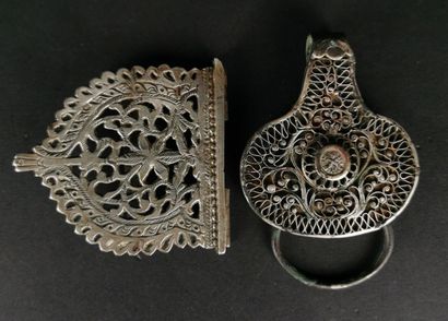 null Élément de ceinture en argent ciselé et ajouré à décor noué. 

L_ 8 cm, pour...