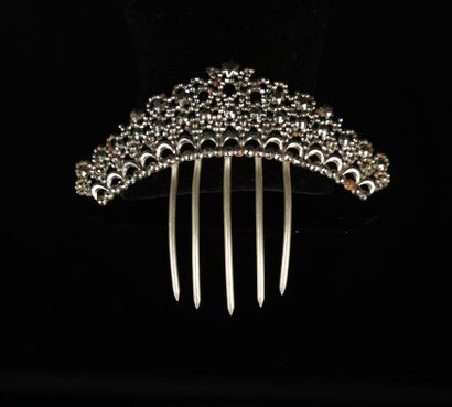 null Peigne-diadème en métal argenté orné de pierres facettées imitant le diamant.

H_...