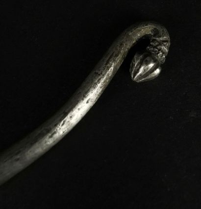 null Quatre colliers rigides Berbères en métal argenté.

H_ 15 cm L _ 17.5 cm, pour...