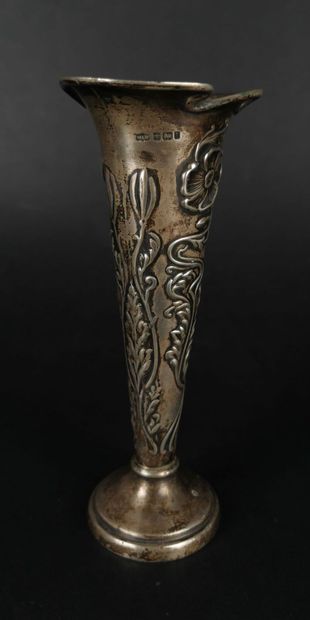 null Vase soliflore sur piédouche en argent à décor floral.

H_ 16.2 cm. 

Poids...